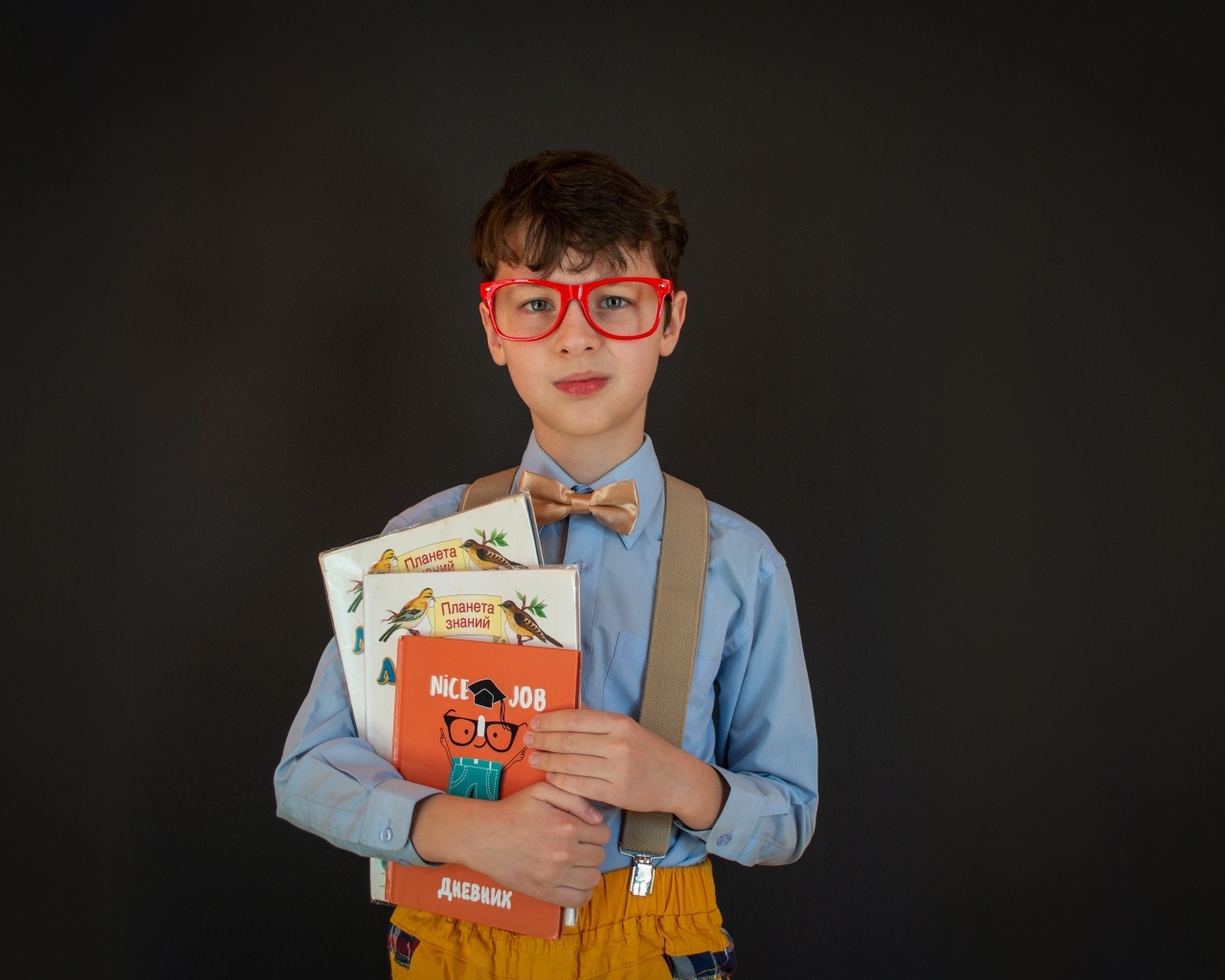 Мальчик школьник с книгами в руке 