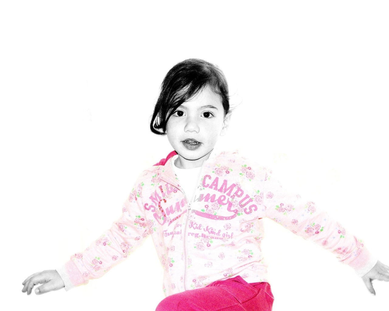 Кареглазая девочка в костюме на белом фоне