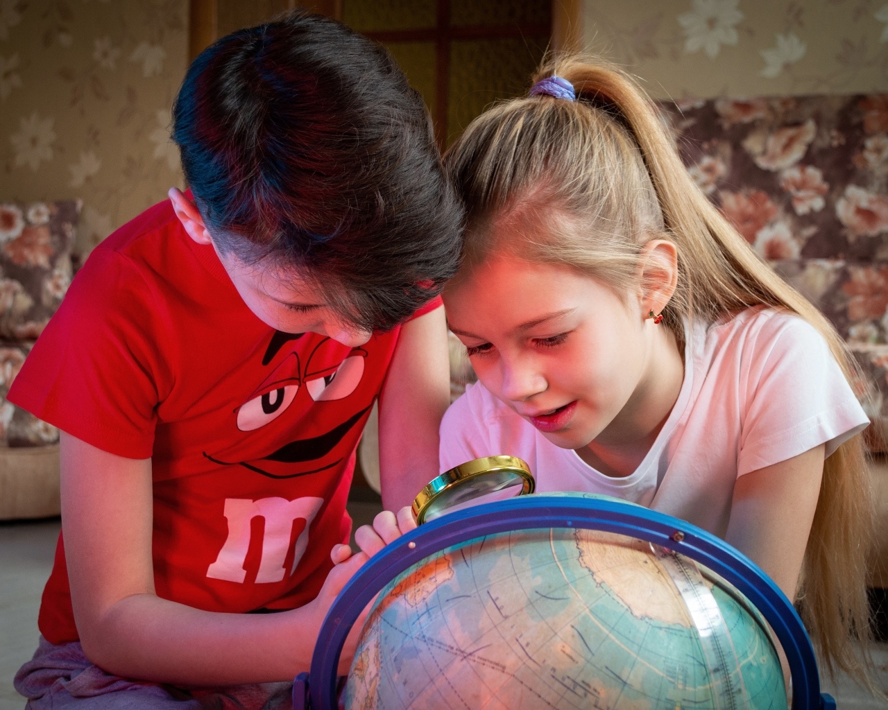 Дети школьники изучают глобус