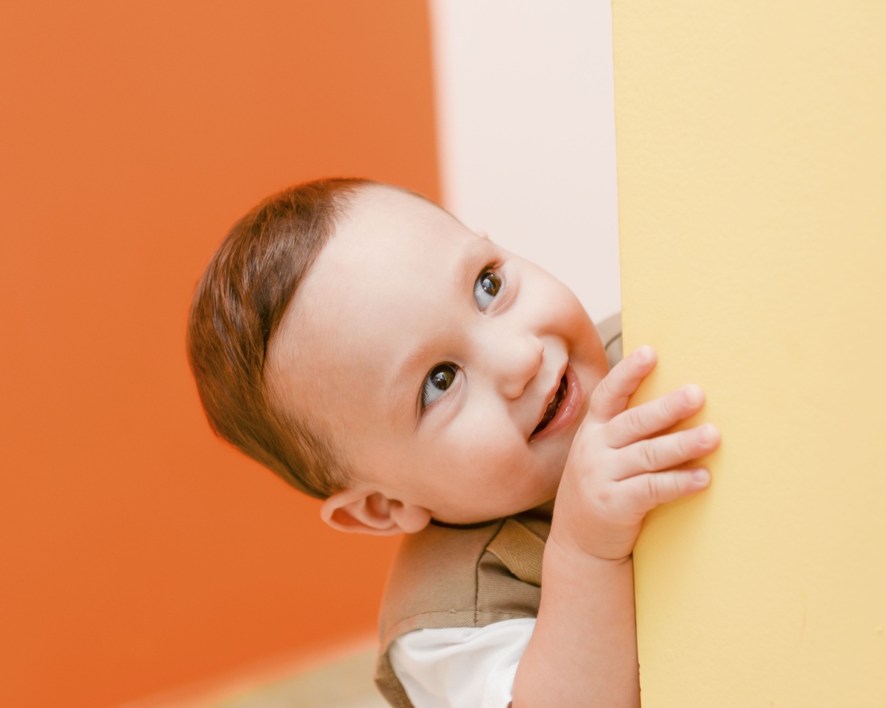 Любопытный маленький ребенок