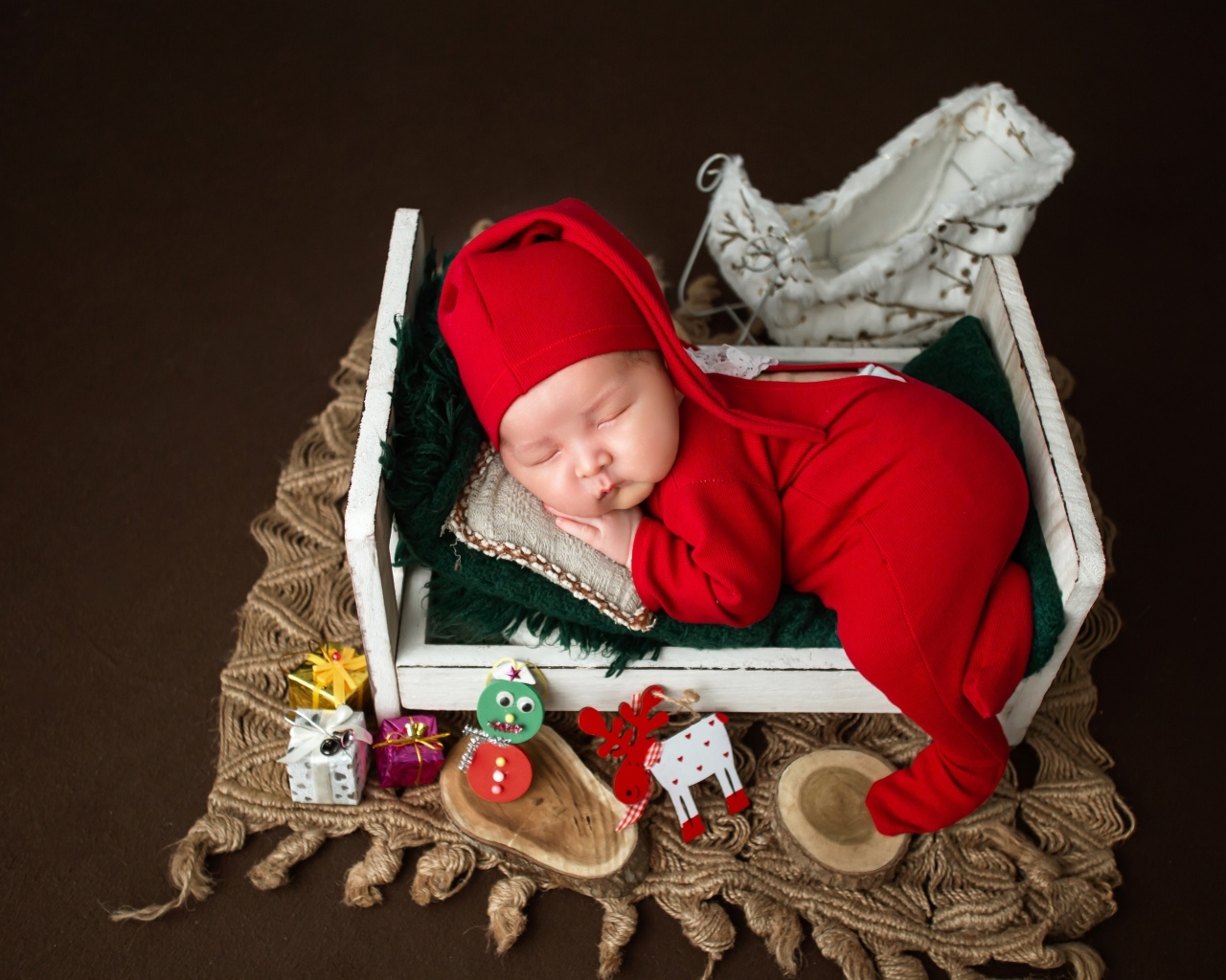 Милый ребенок в красном костюме