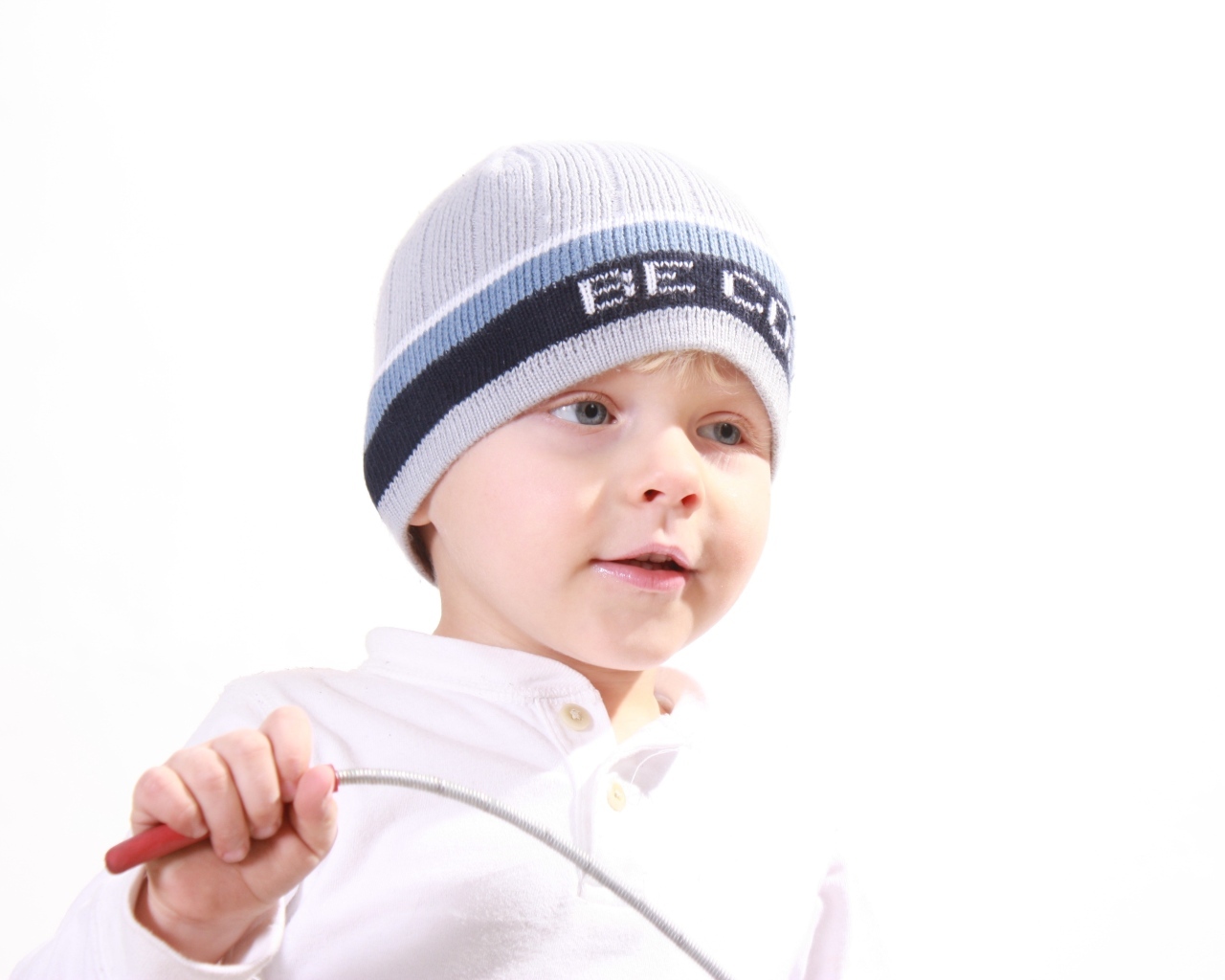 Милый мальчик в шапке на белом фоне