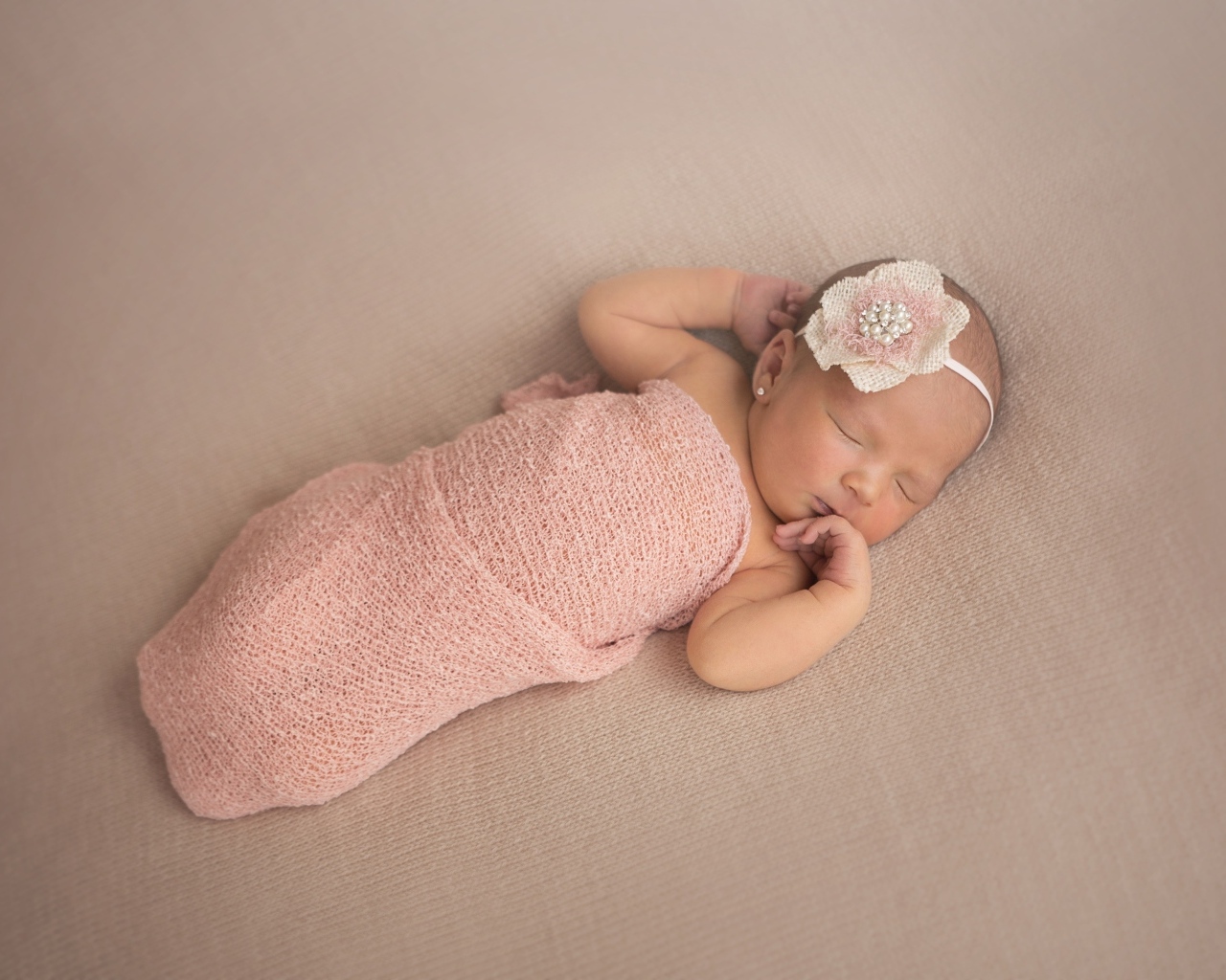 Милое фото новорожденной девочки с бантом на голове
