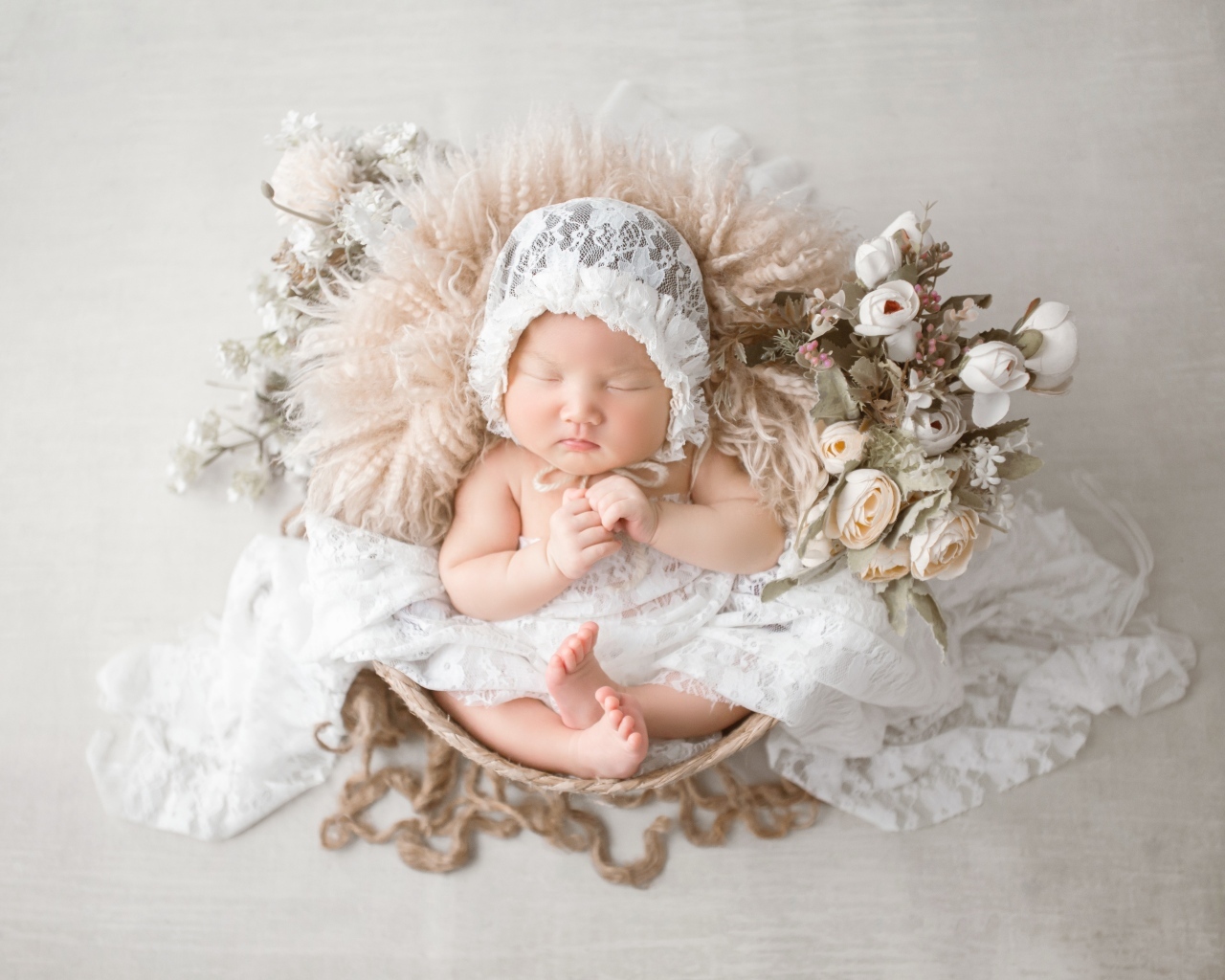 Милый спящий ребенок в белой шапке 