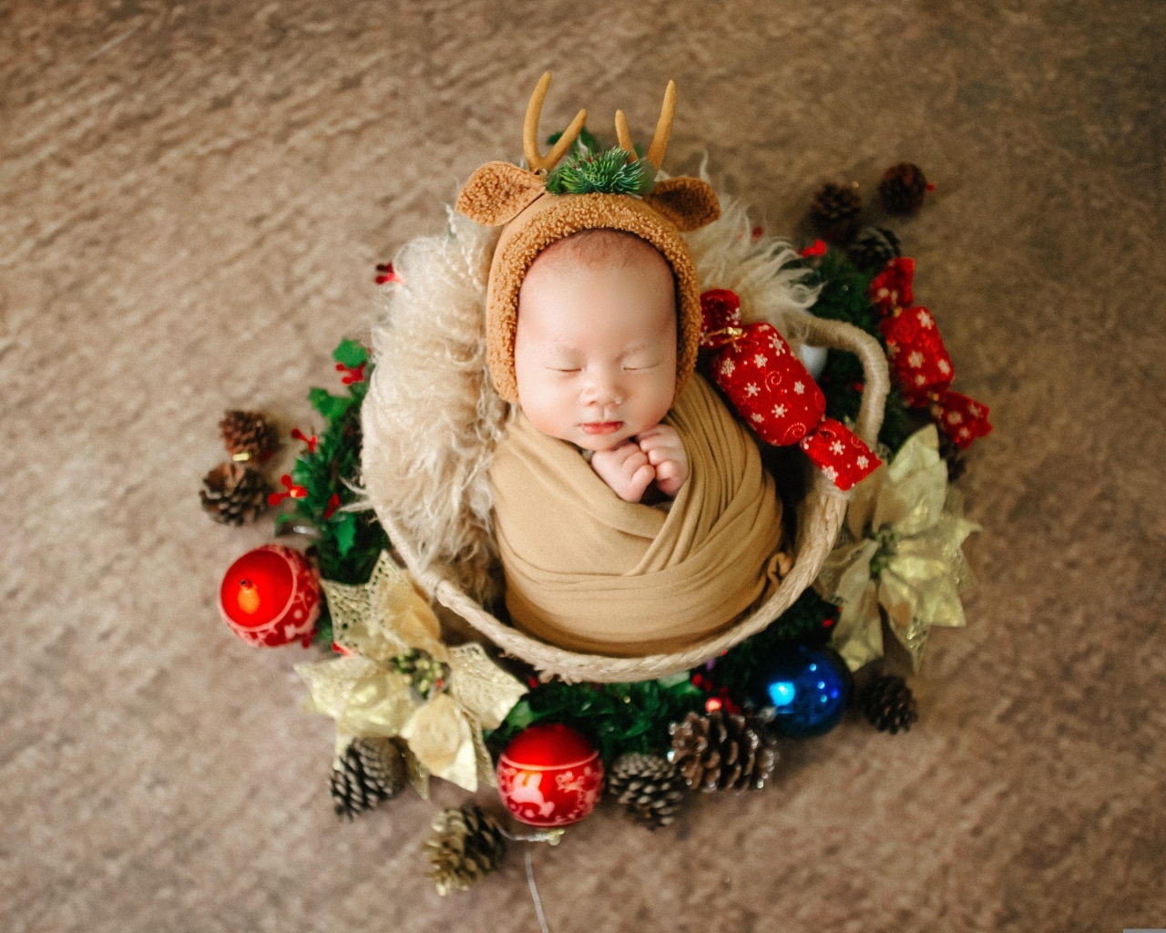 Милый спящий новорожденный малыш с игрушками