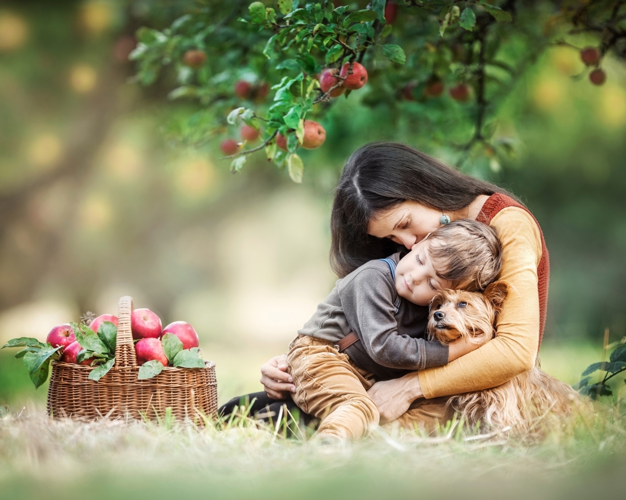 Семья обнимается в саду