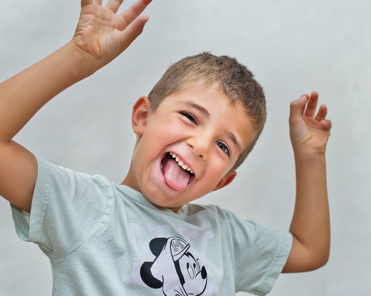 Смешной мальчик высунул язык