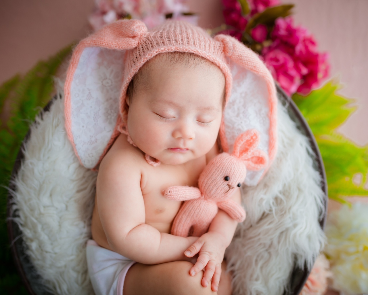 Забавный спящий ребенок обнимает игрушку