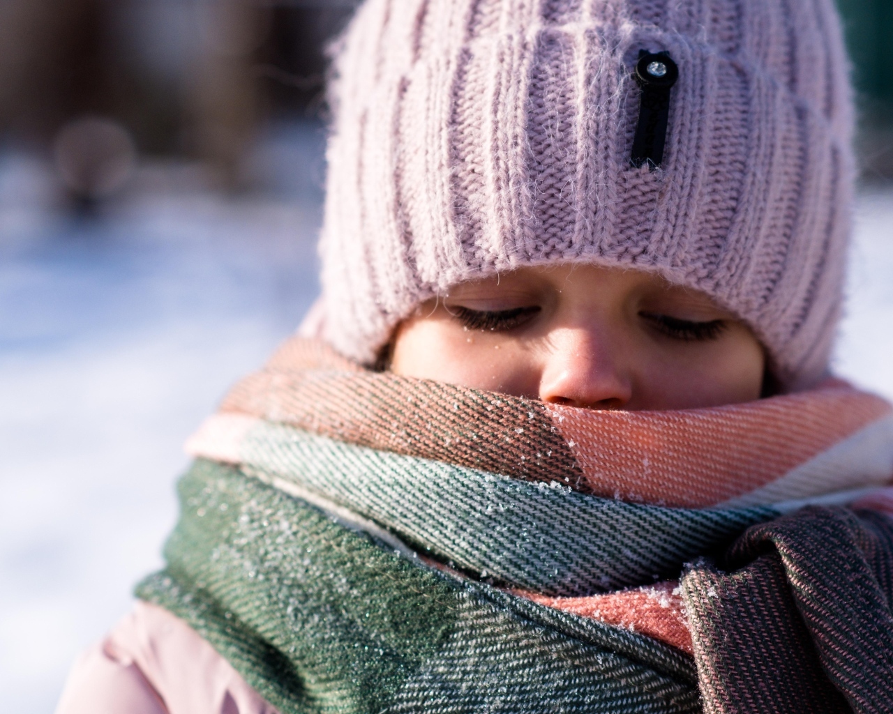 Девочка в теплой вязаной шапке зимой