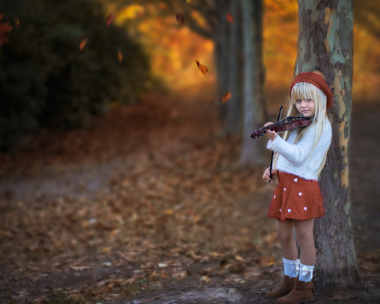 Девочка со скрипкой в парке