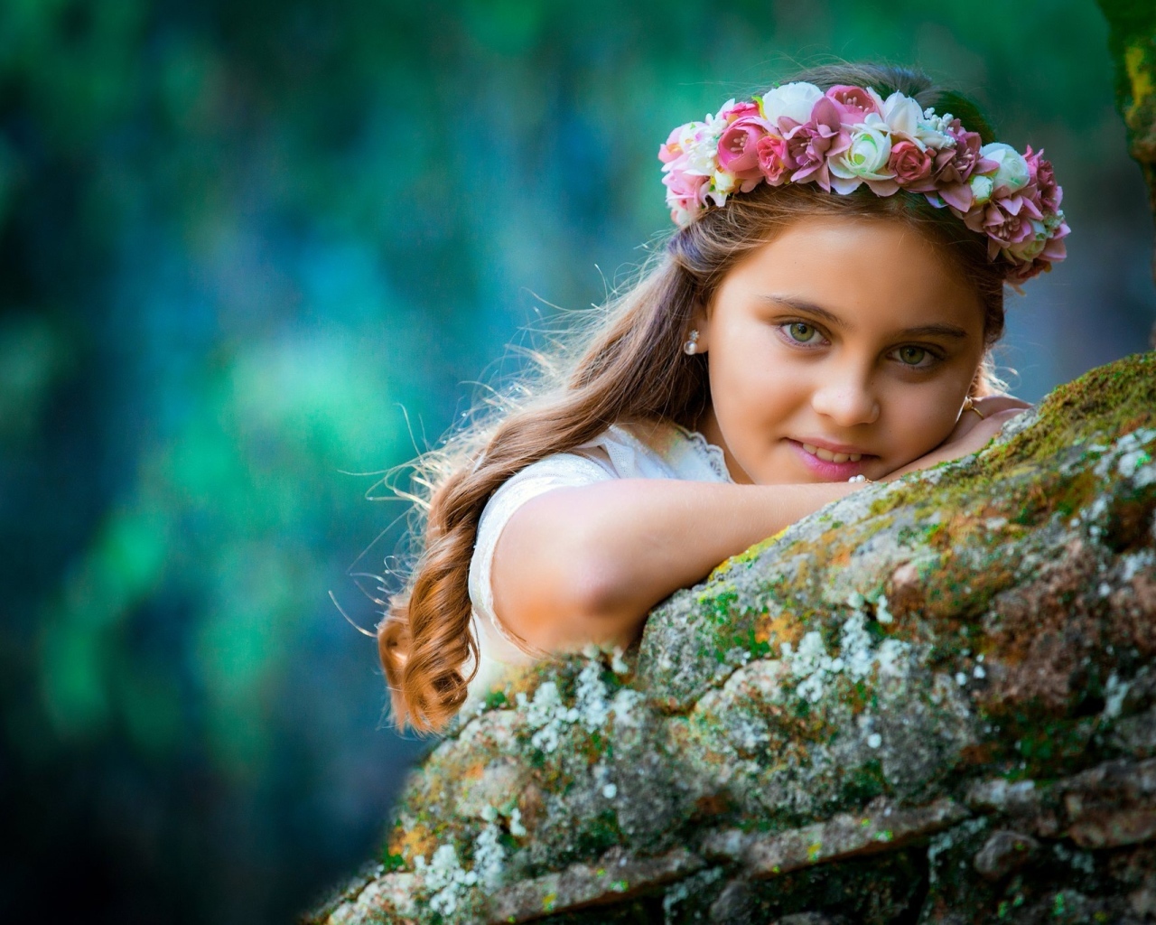 Девочка с венком на голове в саду