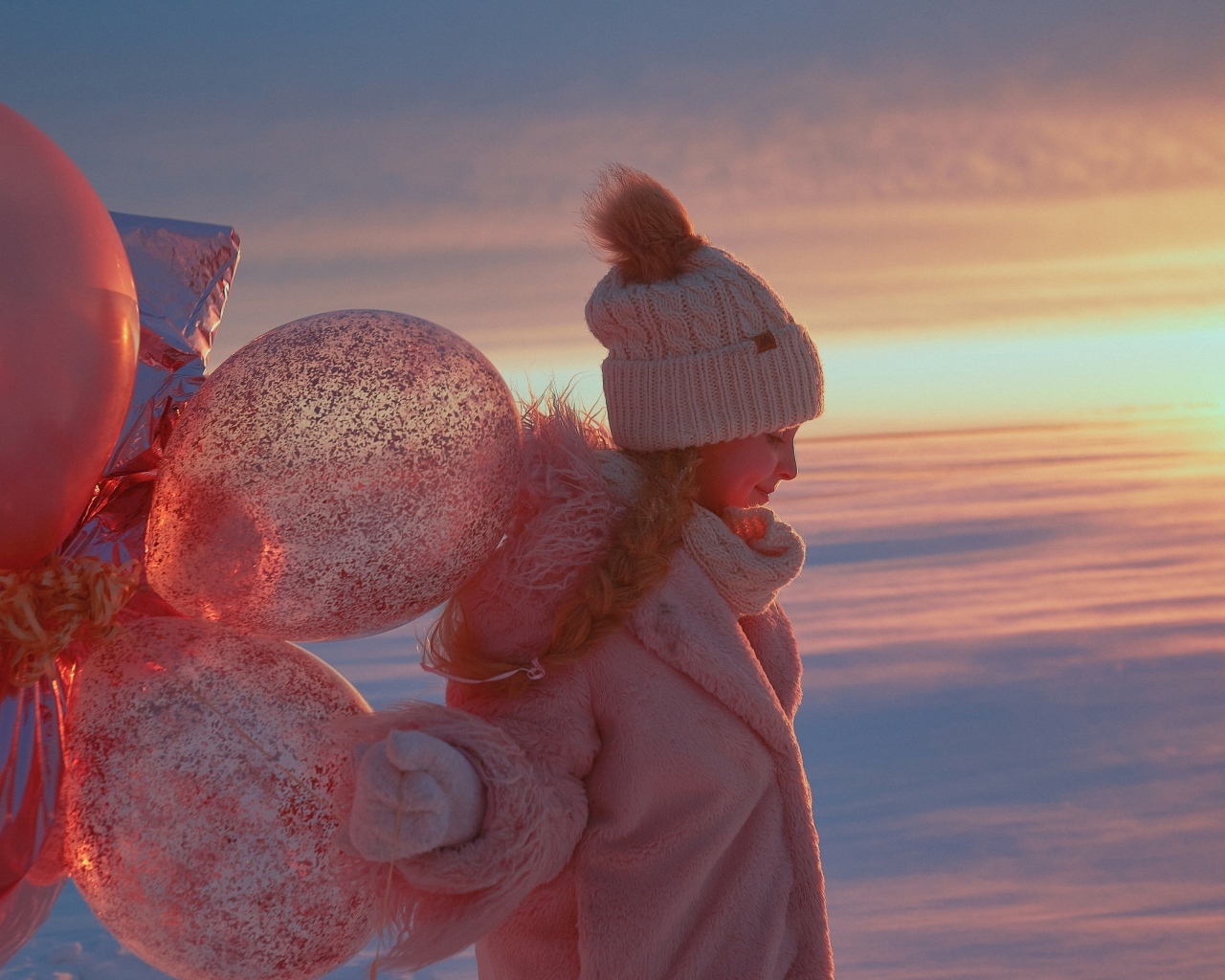 Девочка с шариками зимой