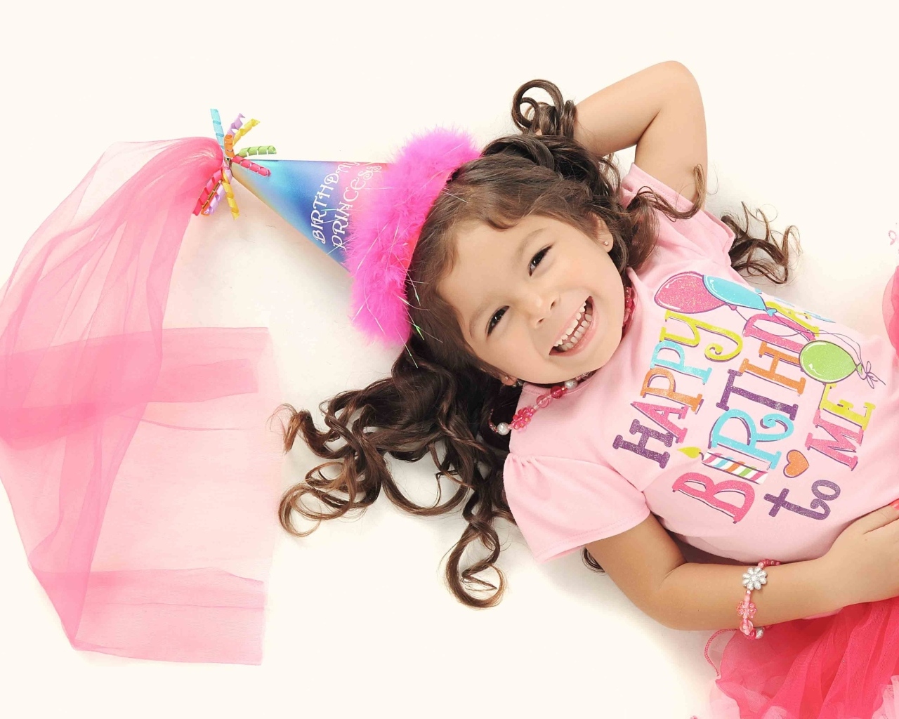 Счастливая маленькая девочка в костюме на день рождения