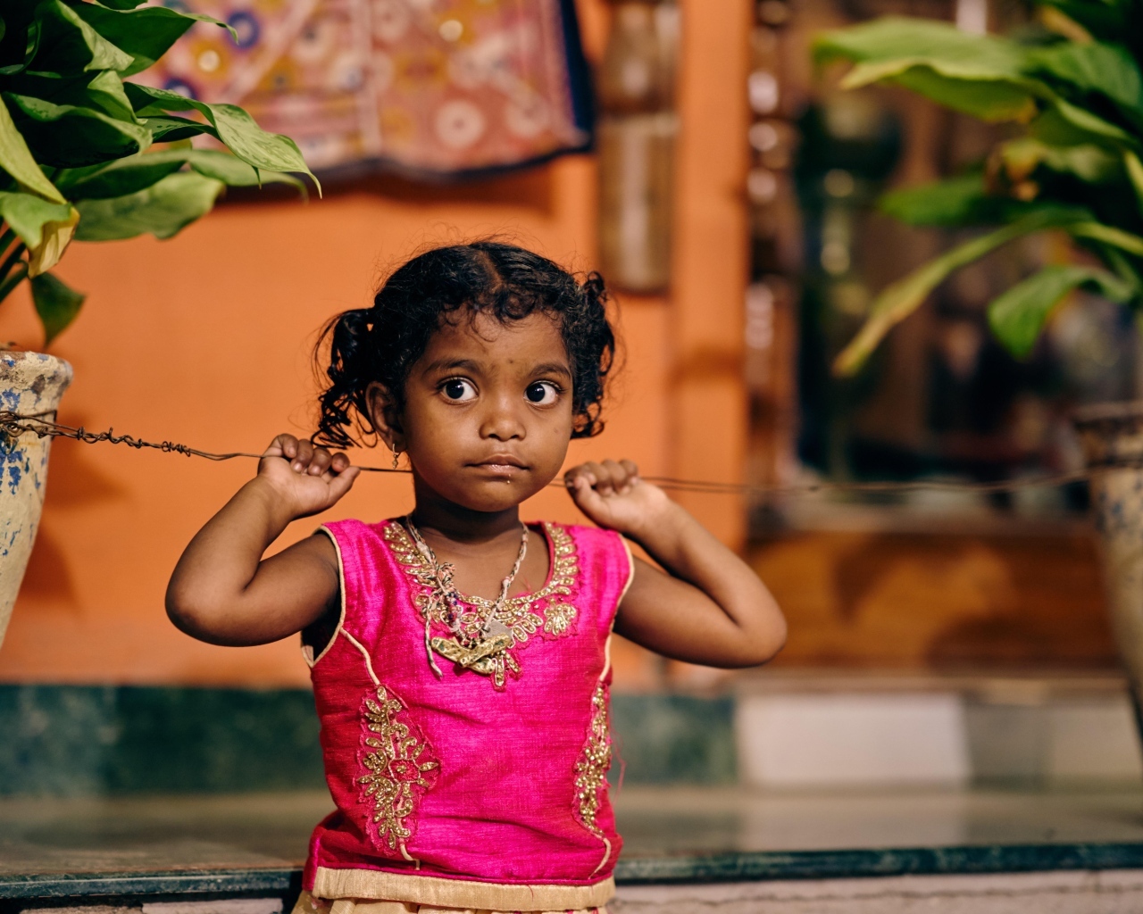 Девочка индианка в розовом платье