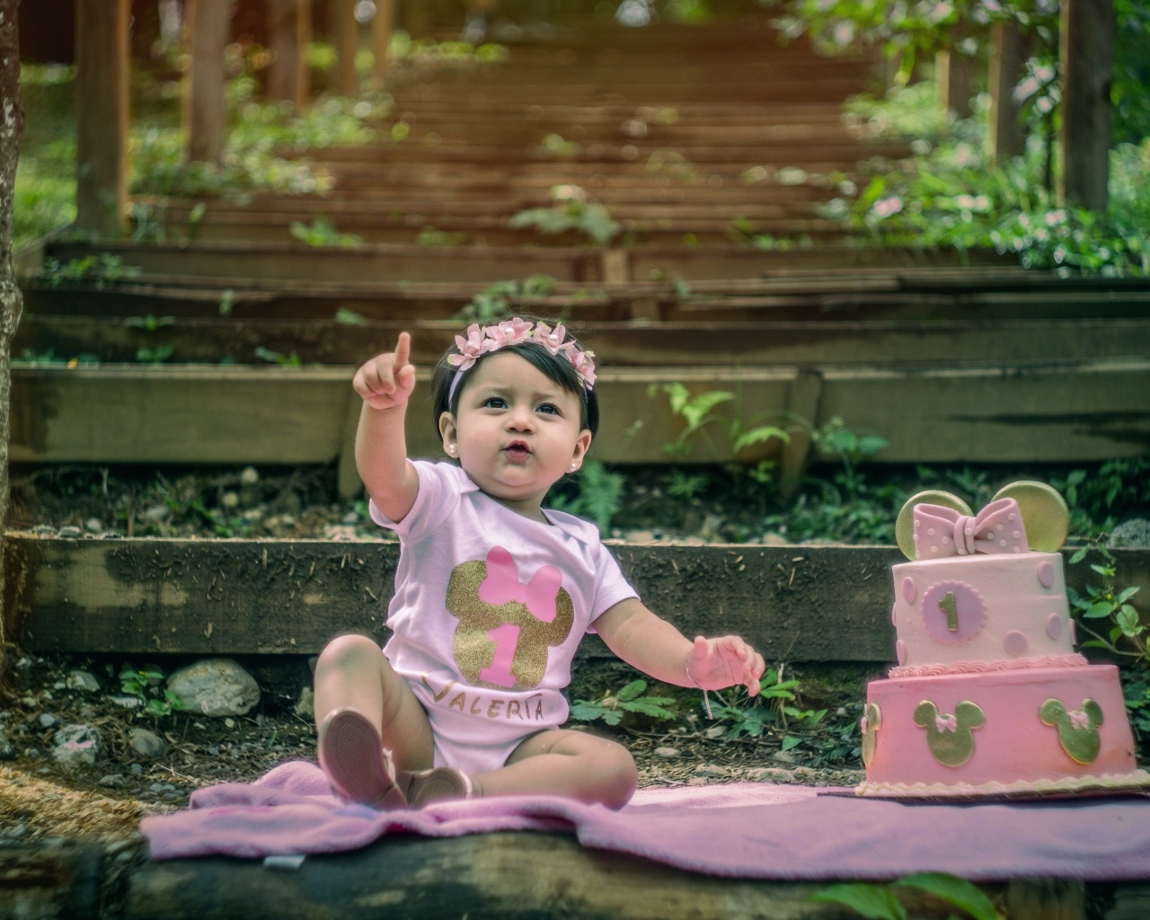 Маленькая девочка именинница с тортом