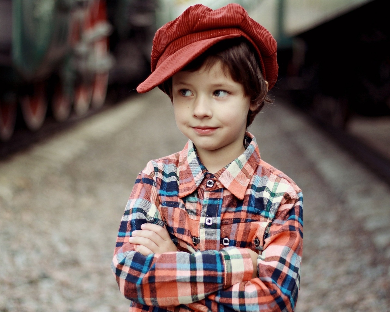 Маленький мальчик в красной кепке