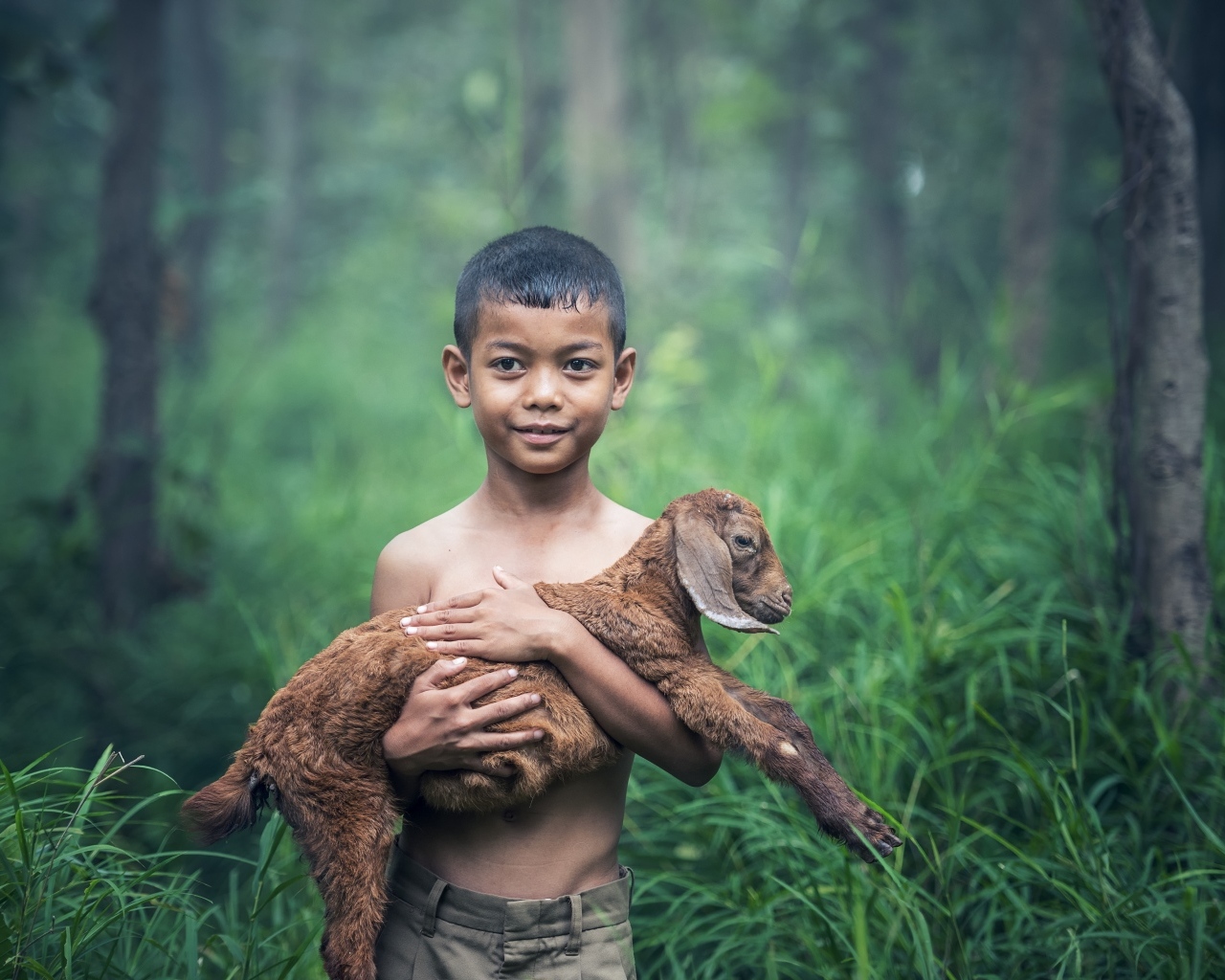 Маленький мальчик с ягненком на руках