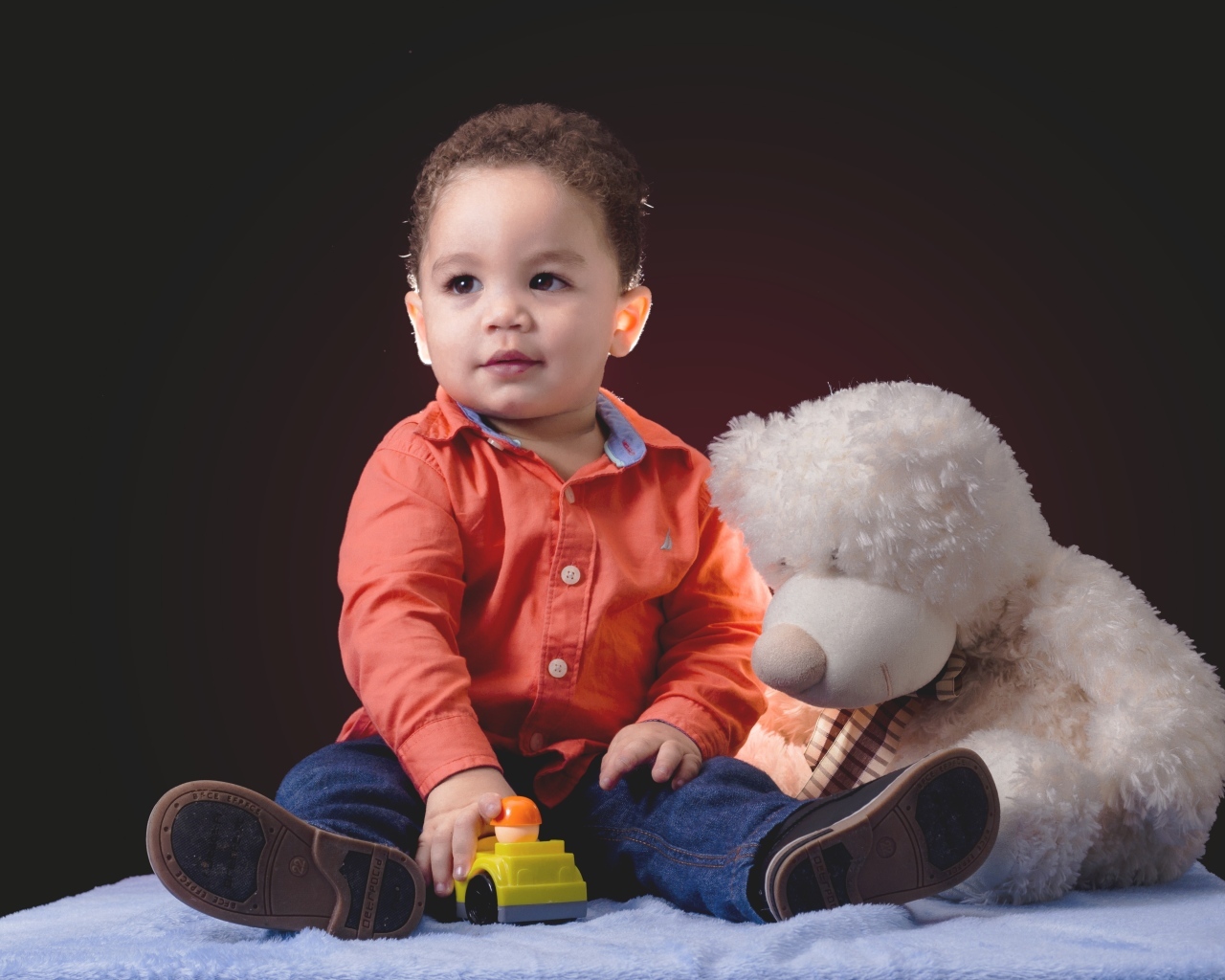 Маленький мальчик с большим игрушечным медведем