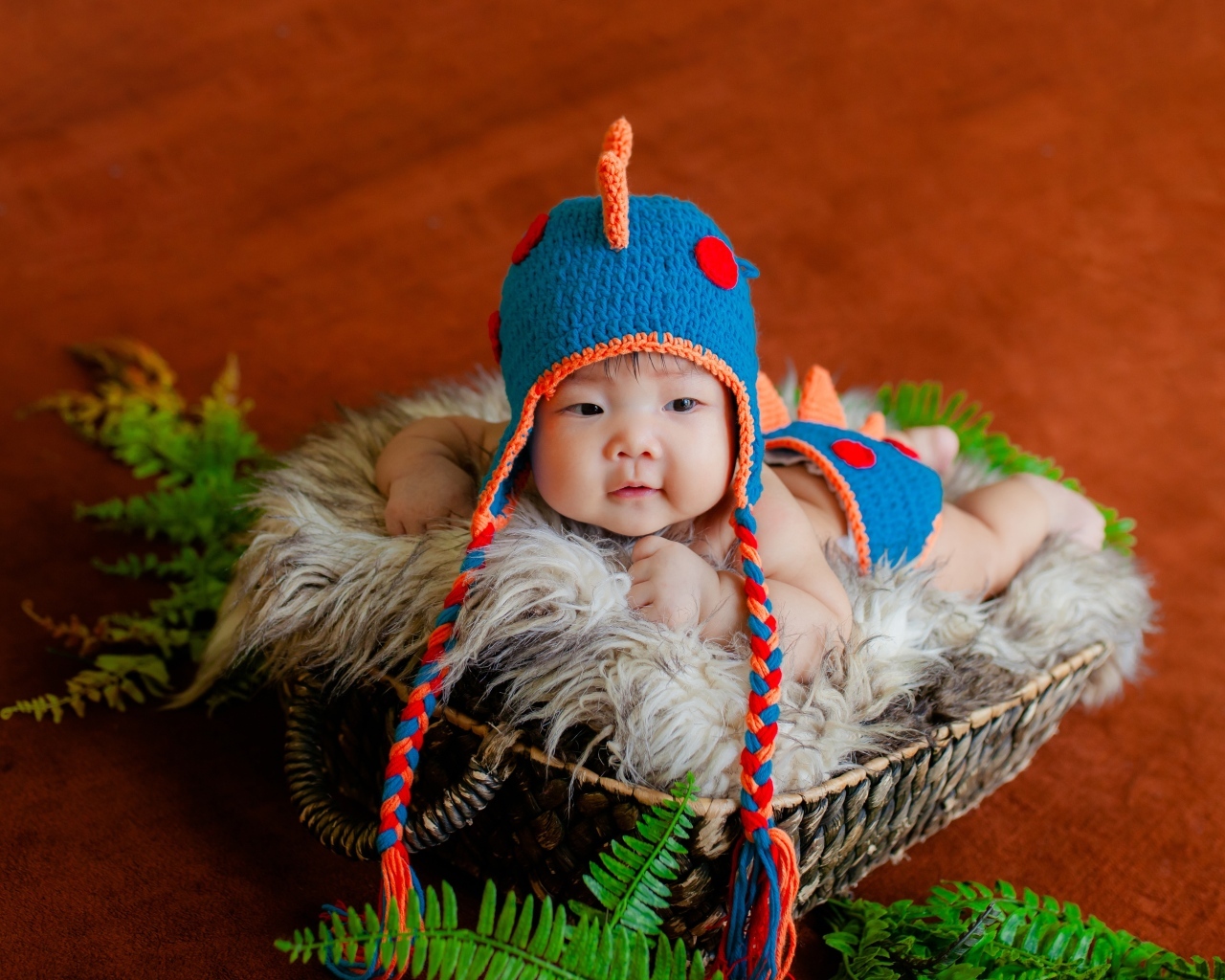 Маленький ребенок в смешной вязаной шапке