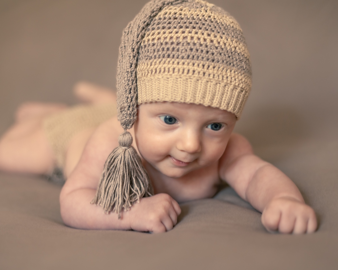 Маленький ребенок в вязаной шапке 