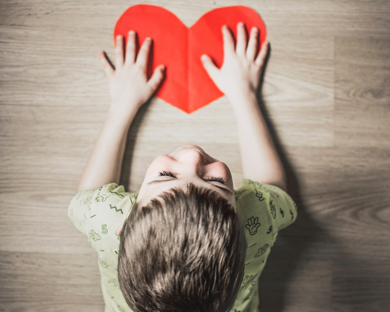 Маленький ребенок с красным сердцем