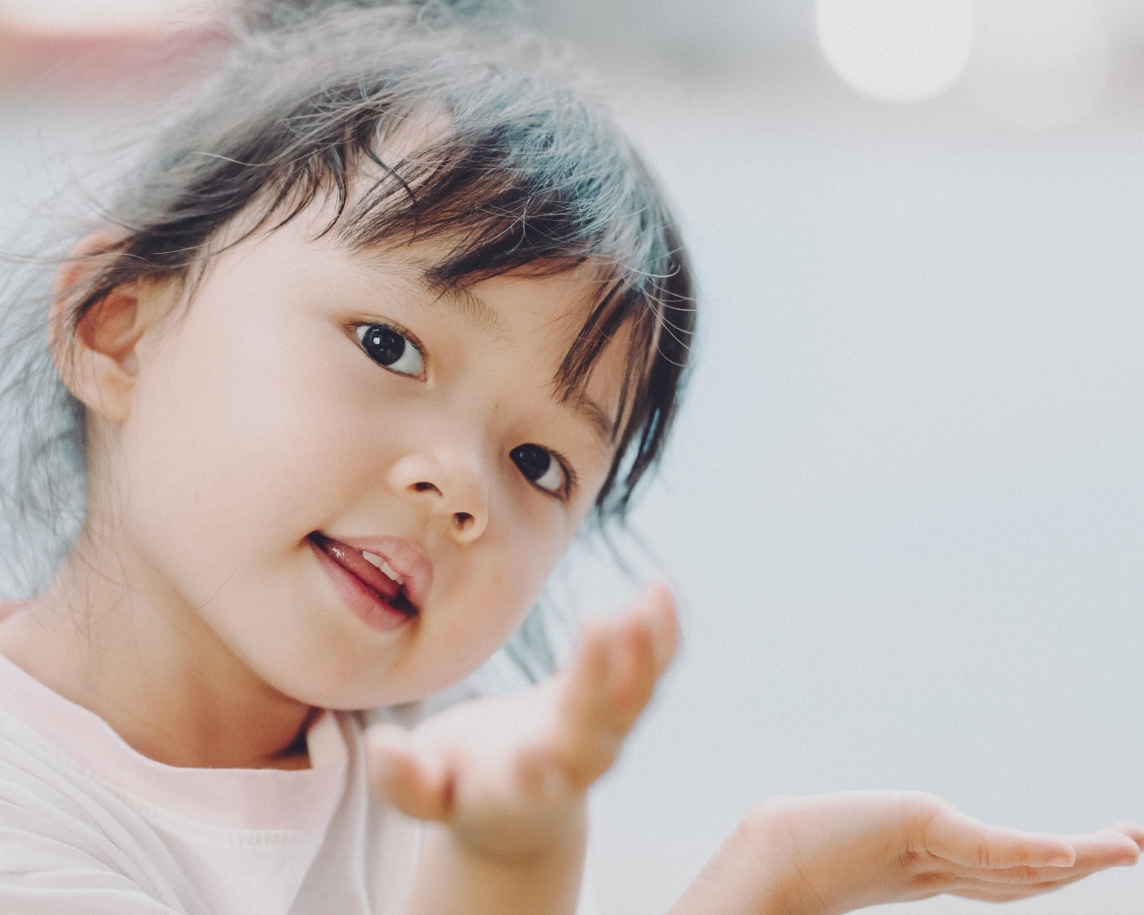 Маленькая милая кареглазая девочка