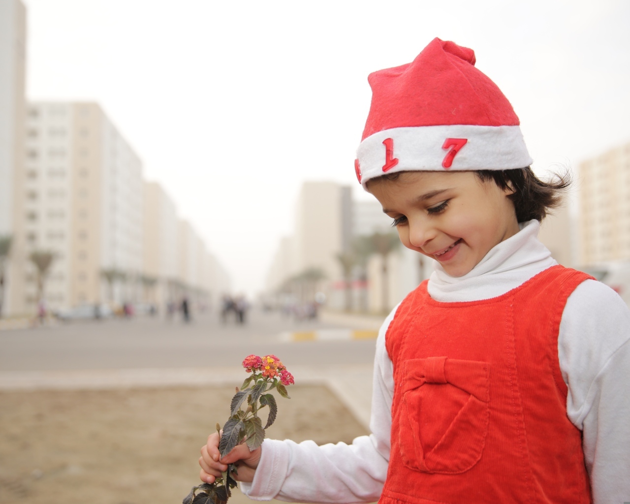 Маленькая девочка в новогоднем костюме