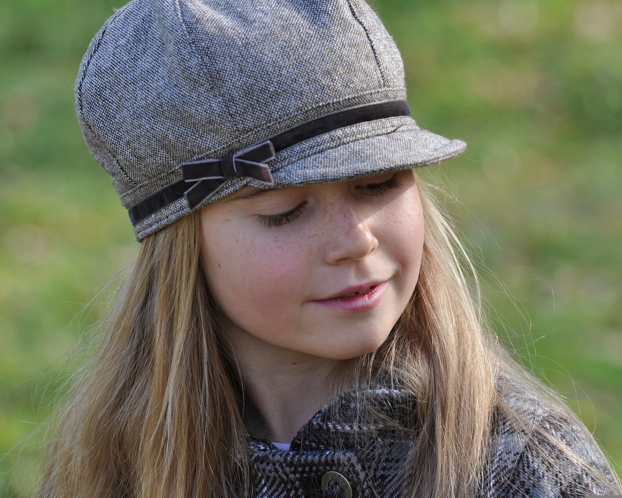 Маленькая девочка в серой кепке