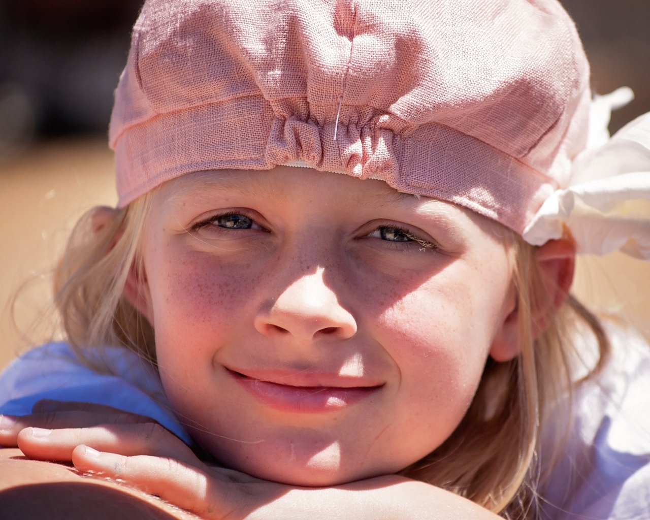 Маленькая девочка в розовой шапке