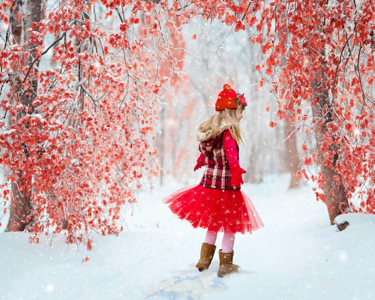 Маленькая девочка в красном платье в зимнем лесу
