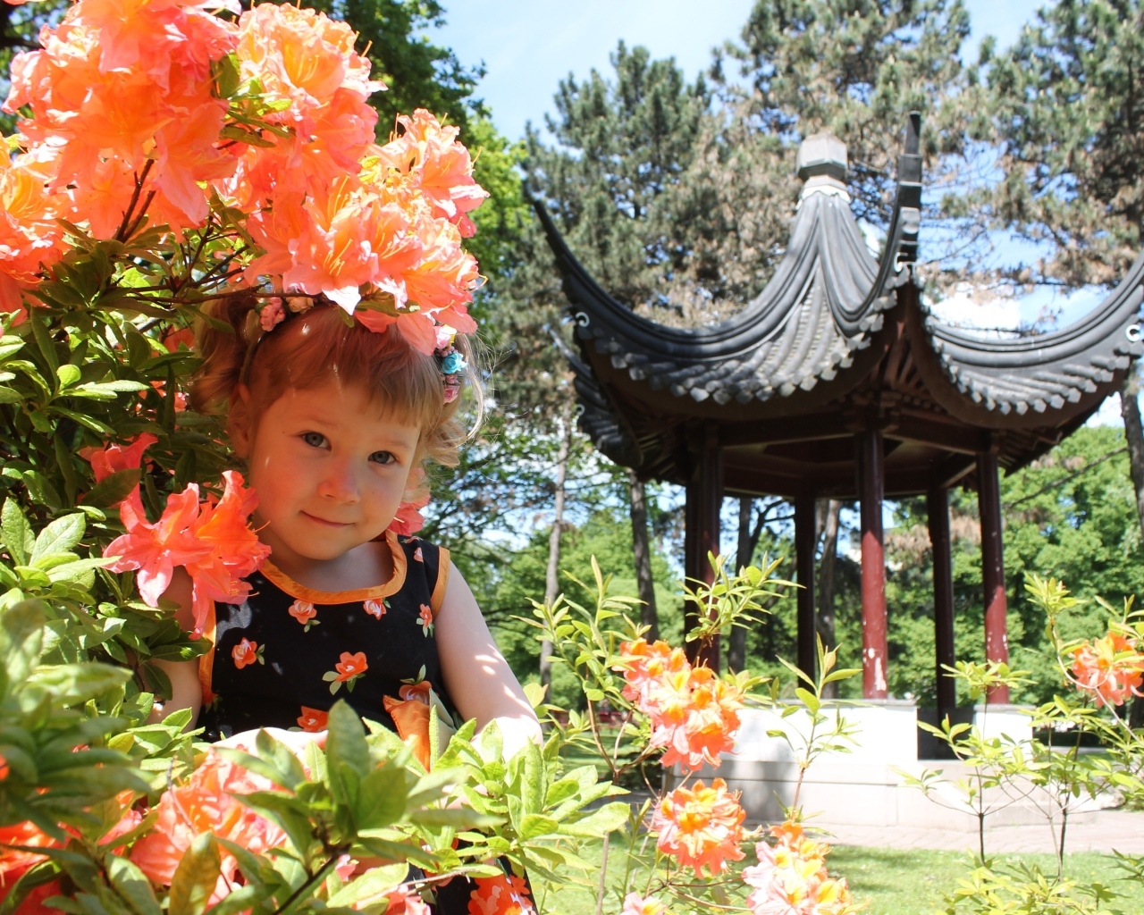 Маленькая девочка в цветах