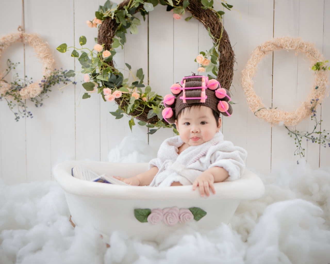 Маленькая девочка сидит в ванной