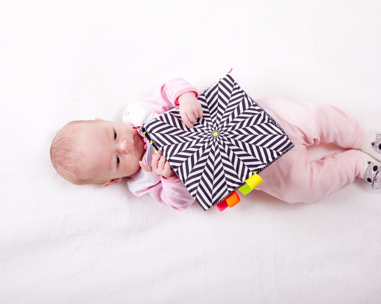 Маленькая девочка с книгой на белом фоне