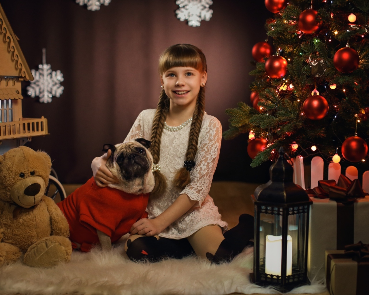 Маленькая девочка с собакой на новый год