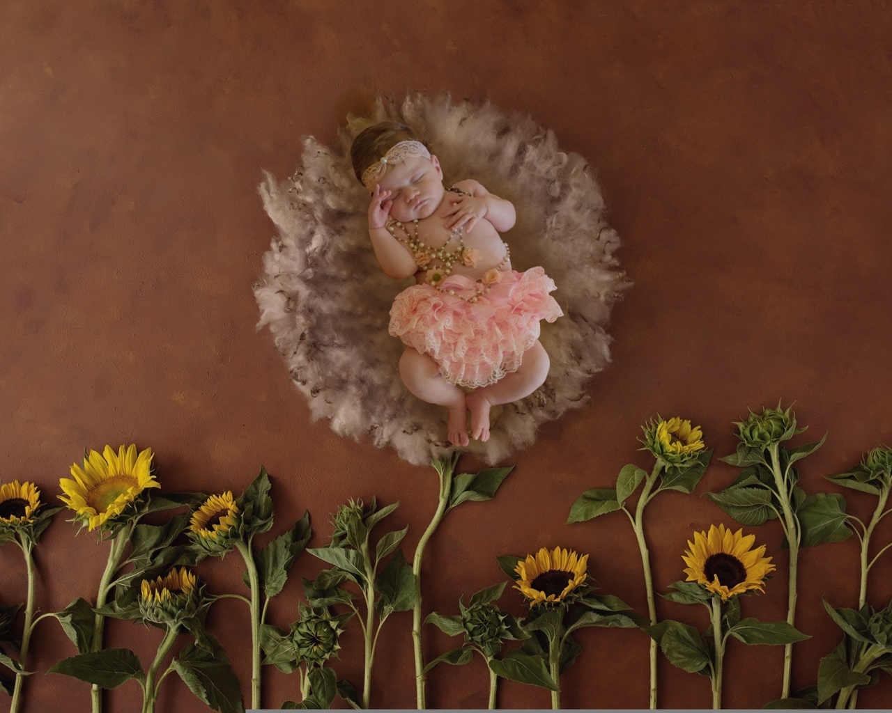 Маленькая девочка с цветами подсолнуха