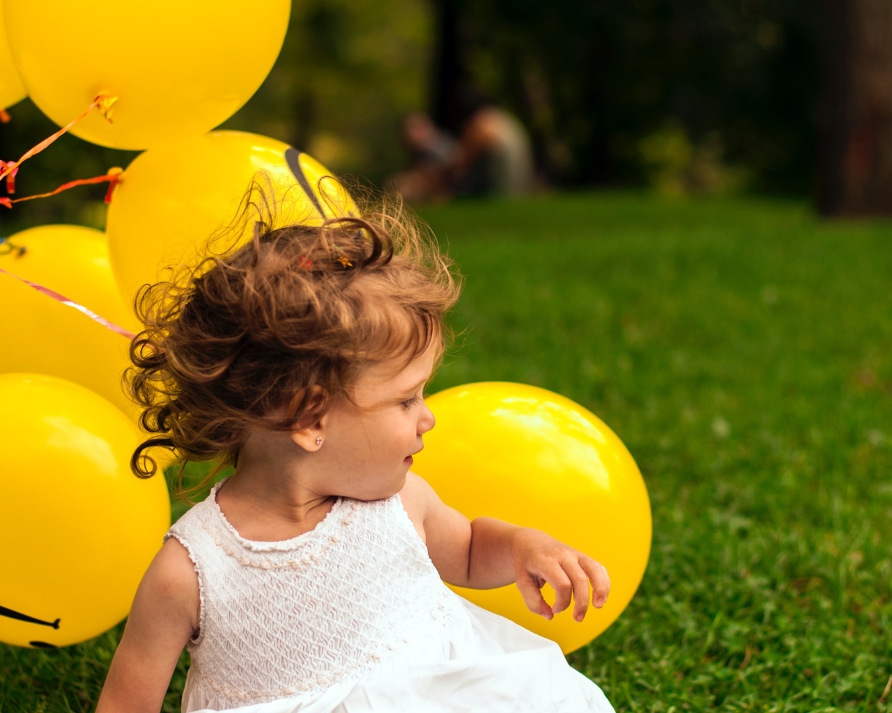 Маленькая девочка с желтыми шариками