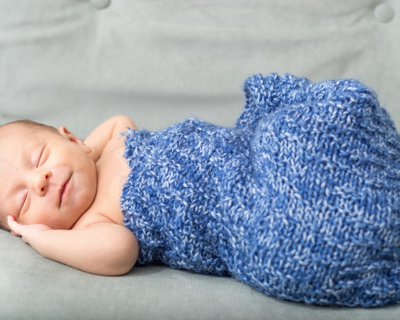 Маленький человек улыбается во сне