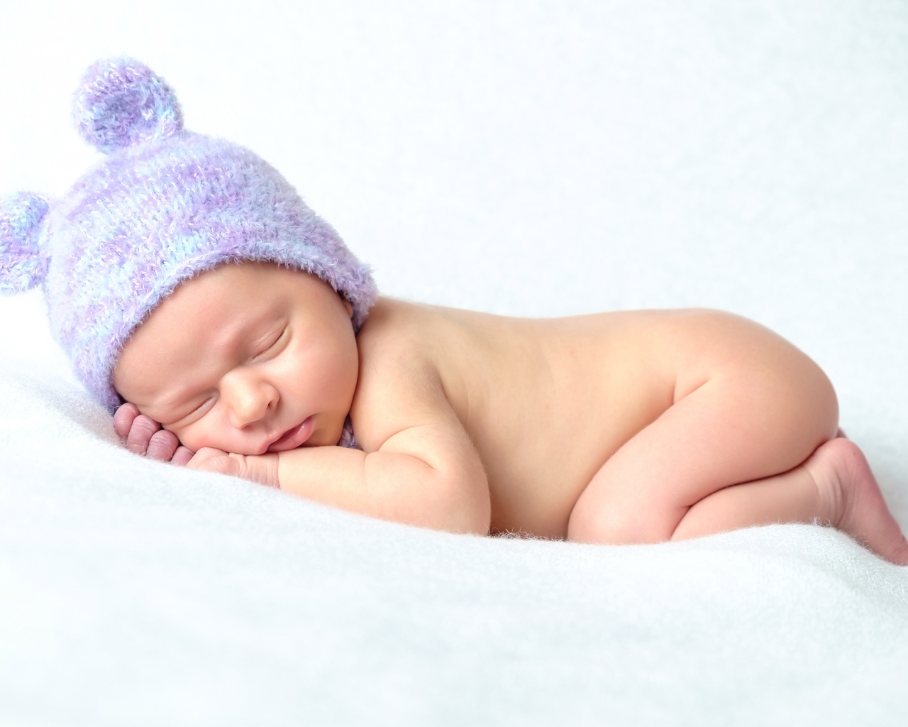 Маленький новорожденный ребенок в шапке