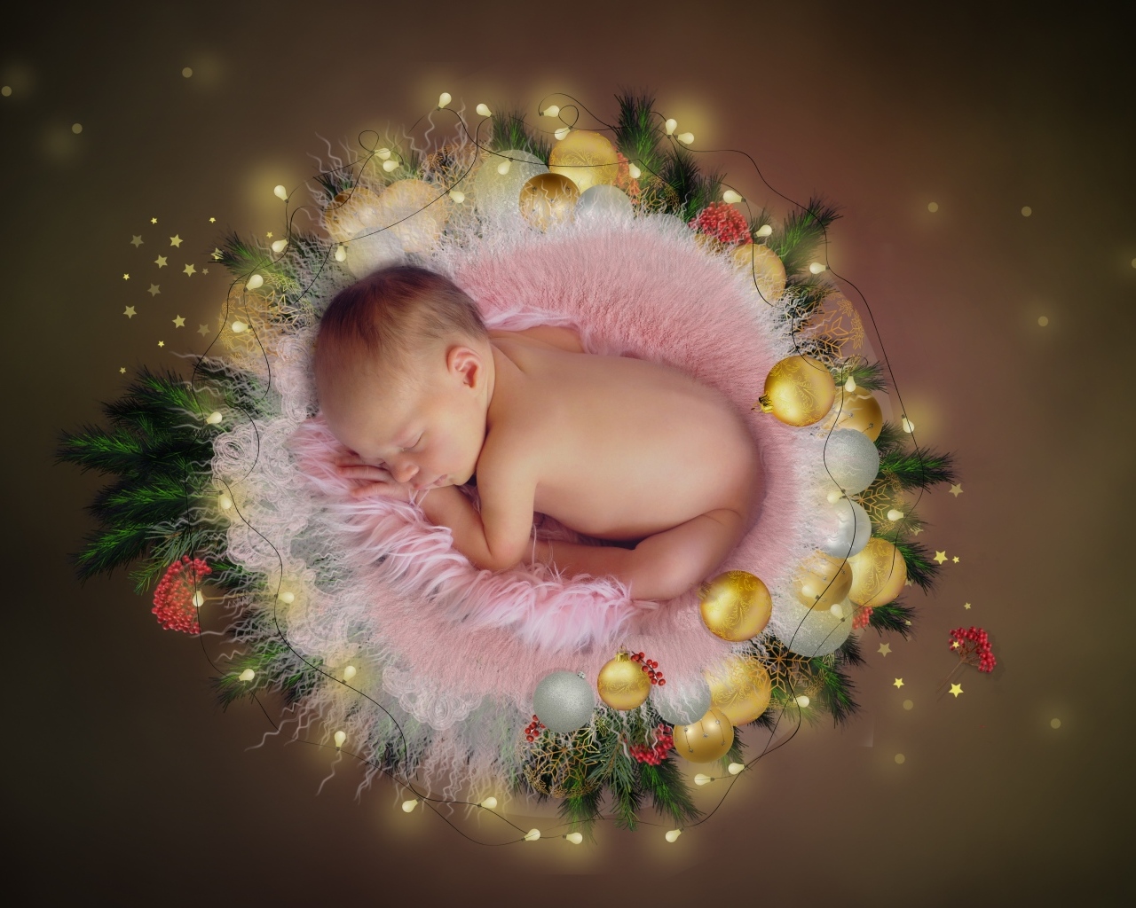 Маленький новорожденный малыш с гирляндой