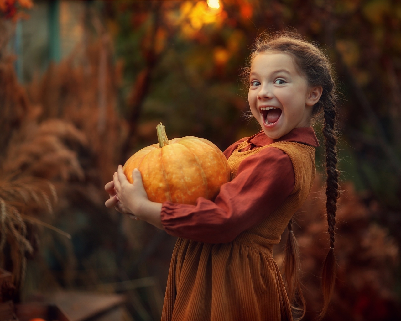 Маленькая рыжеволосая девочка с тыквой