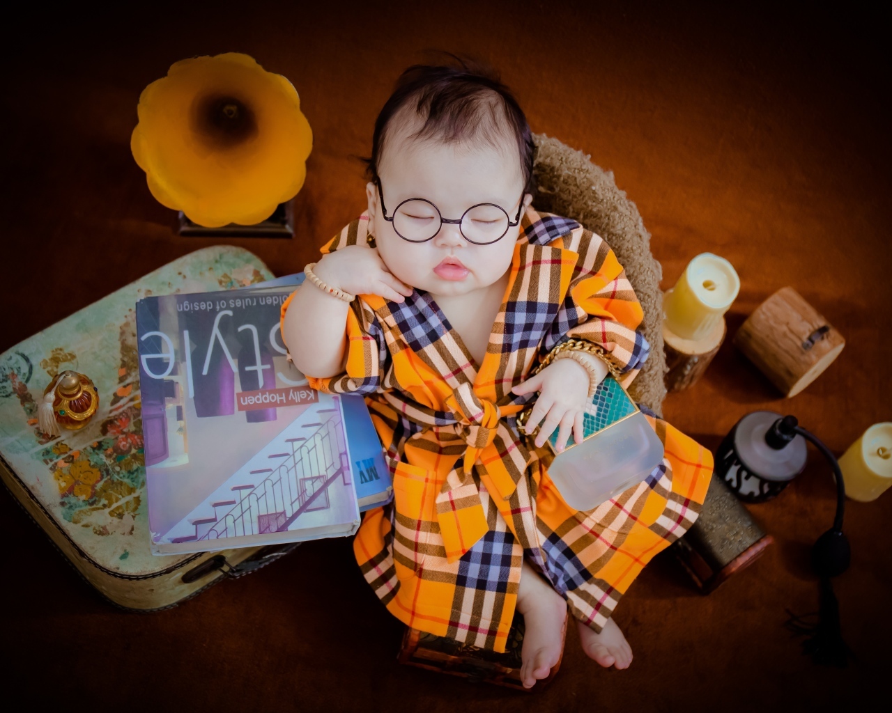 Маленький спящий ребенок в очках и халате