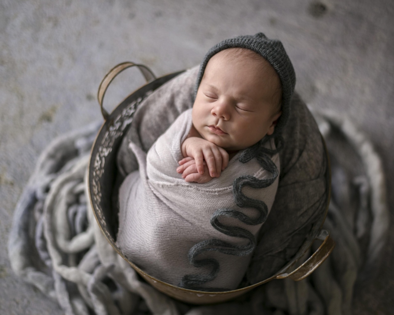 Маленький спящий новорожденный малыш в корзине