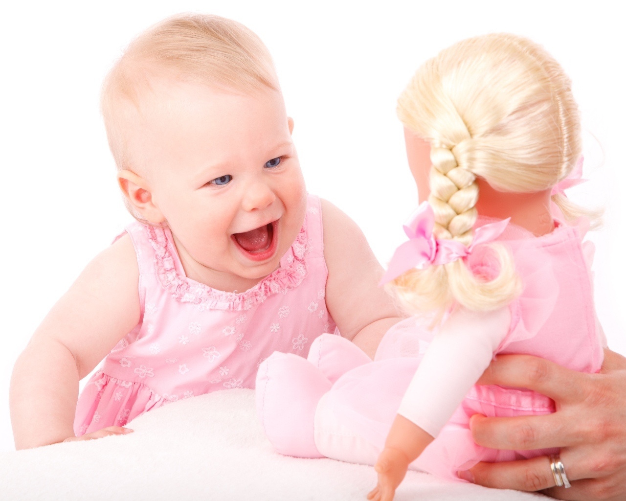 Маленькая улыбающаяся девочка с куклой