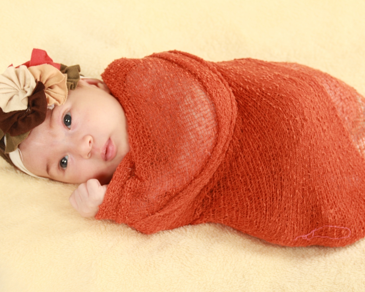 Новорожденная девочка в красном покрывале