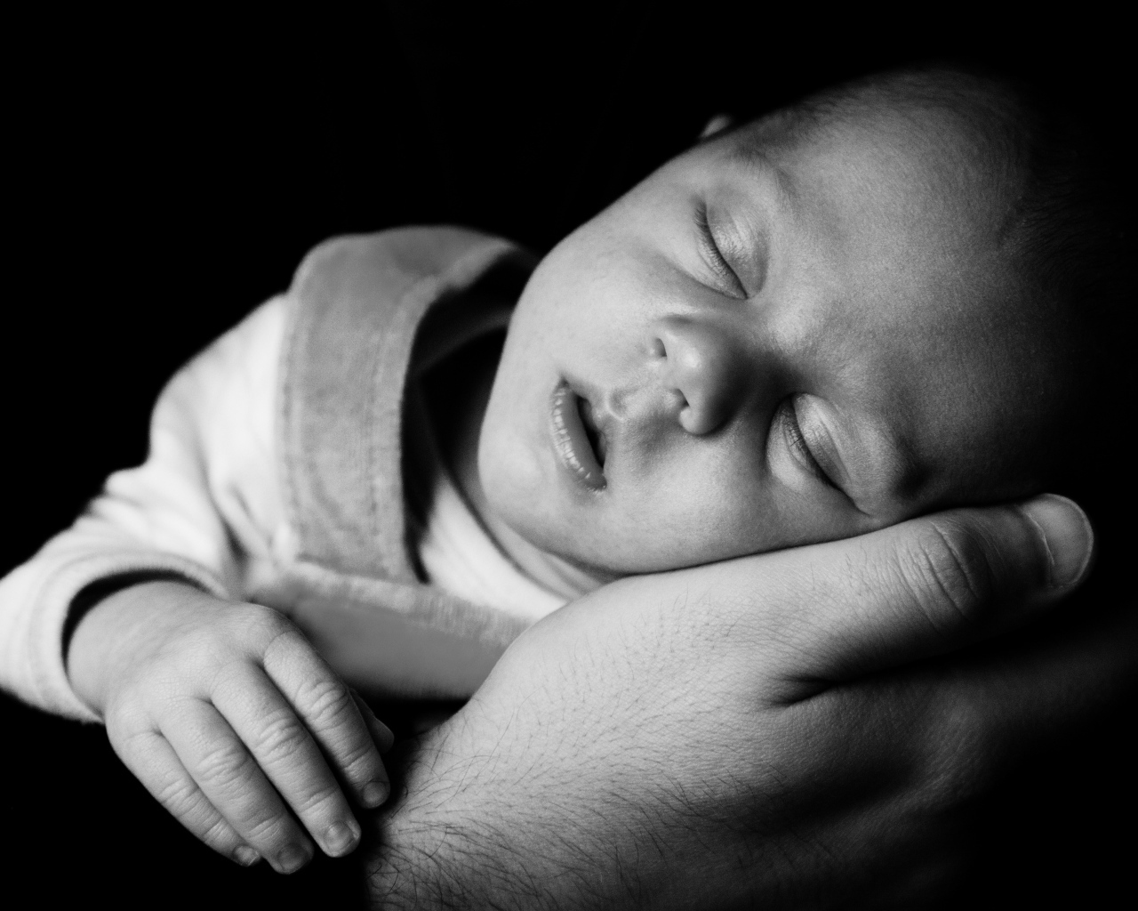 Новорожденный малыш спит на ладони