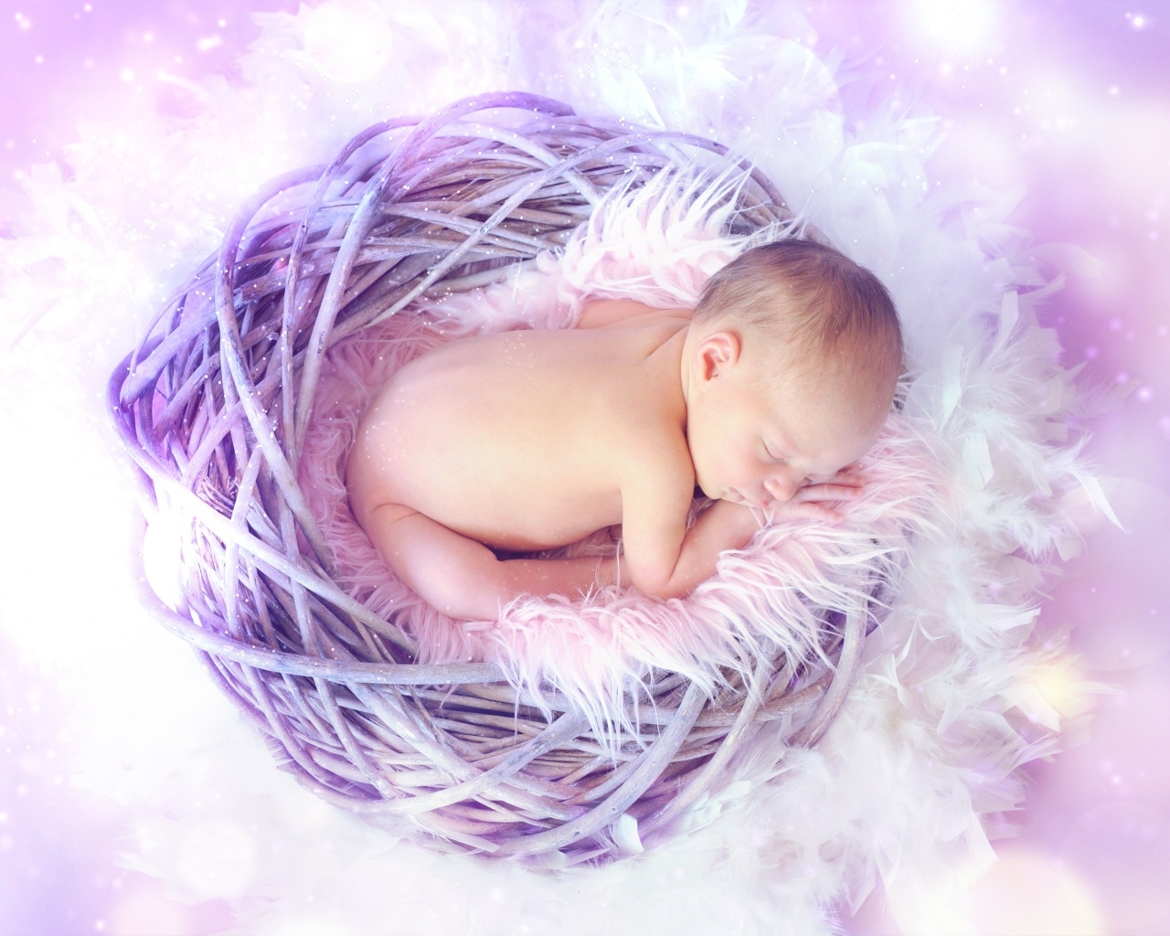 Новорожденный ребенок спит в сиреневом гнезде