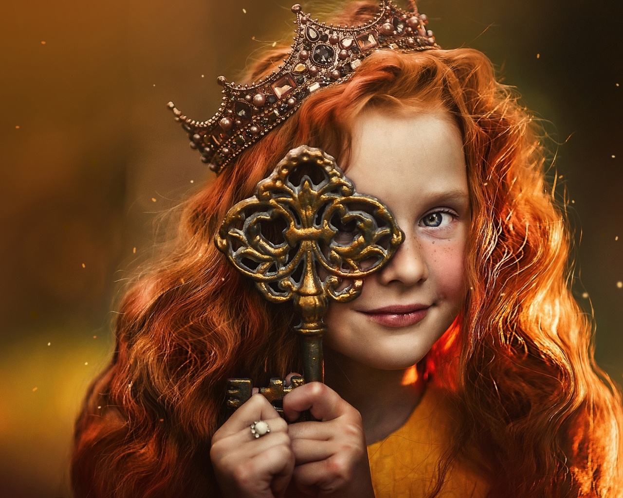 Рыжеволосая девочка с большим ключом