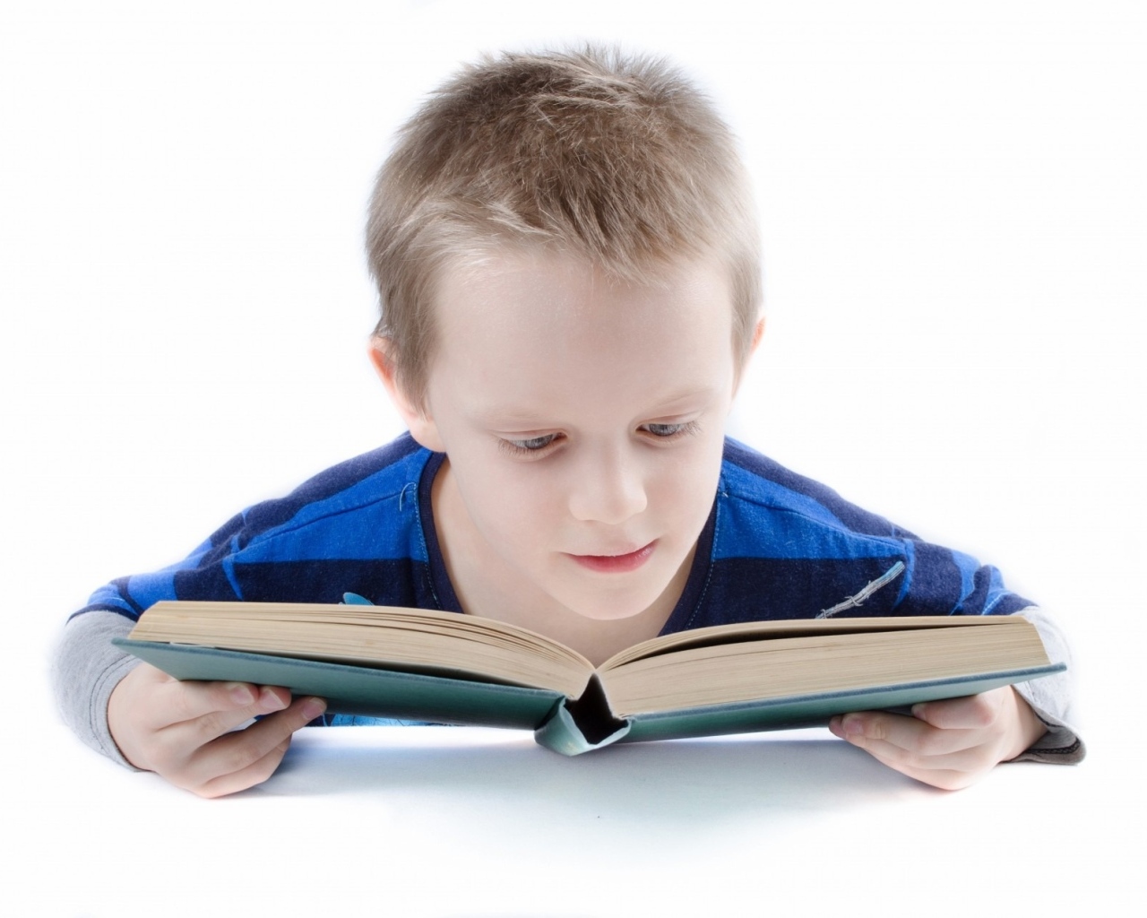 Школьник читает книгу на белом фоне