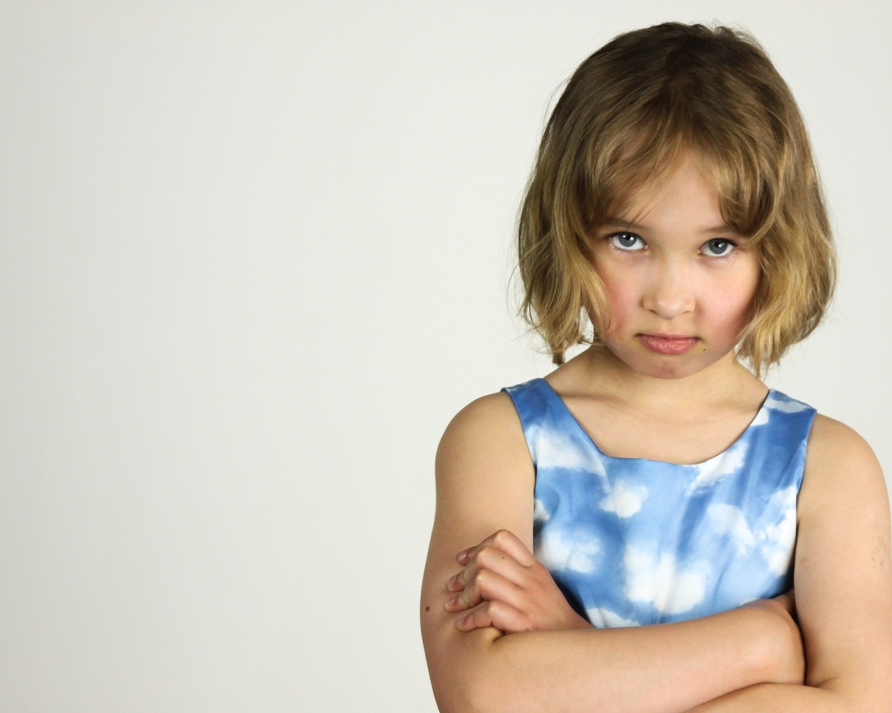 Серьезная девочка на сером фоне