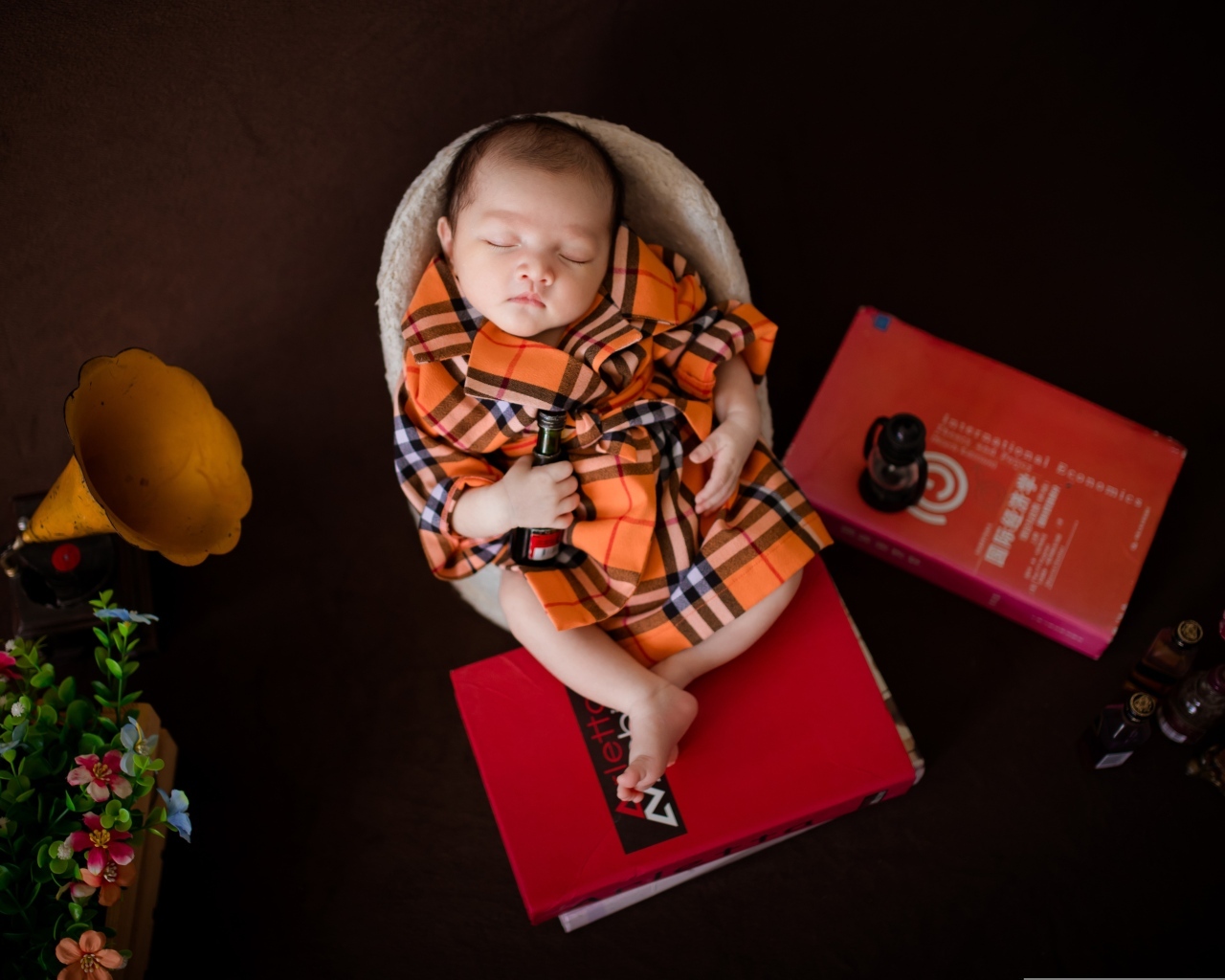 Серьезный спящий новорожденный малыш 